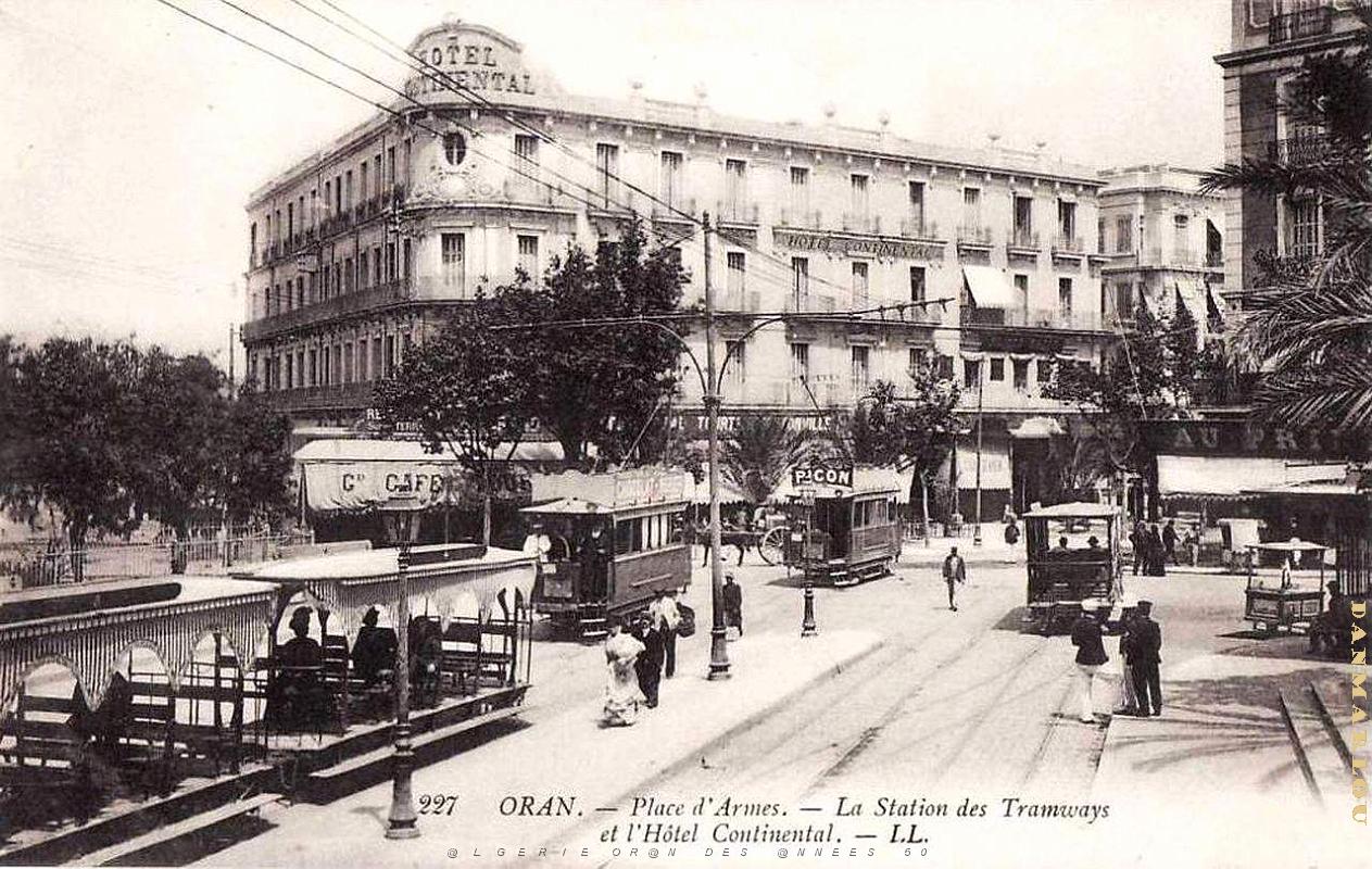 PA c- 044- Place d'Armes- trams et autobus.jpg